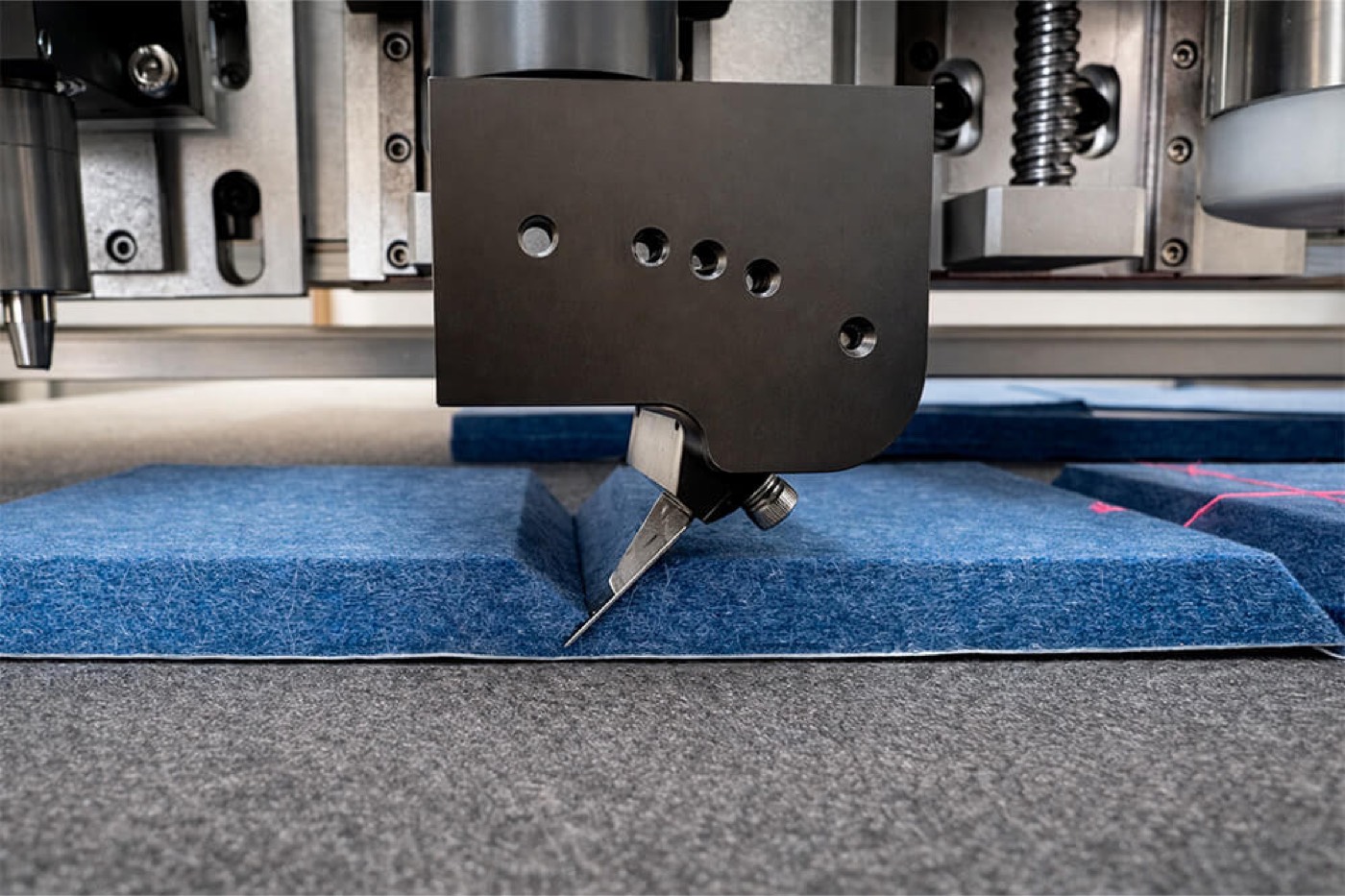 Drag knife cutting felt sheet on the flatbed