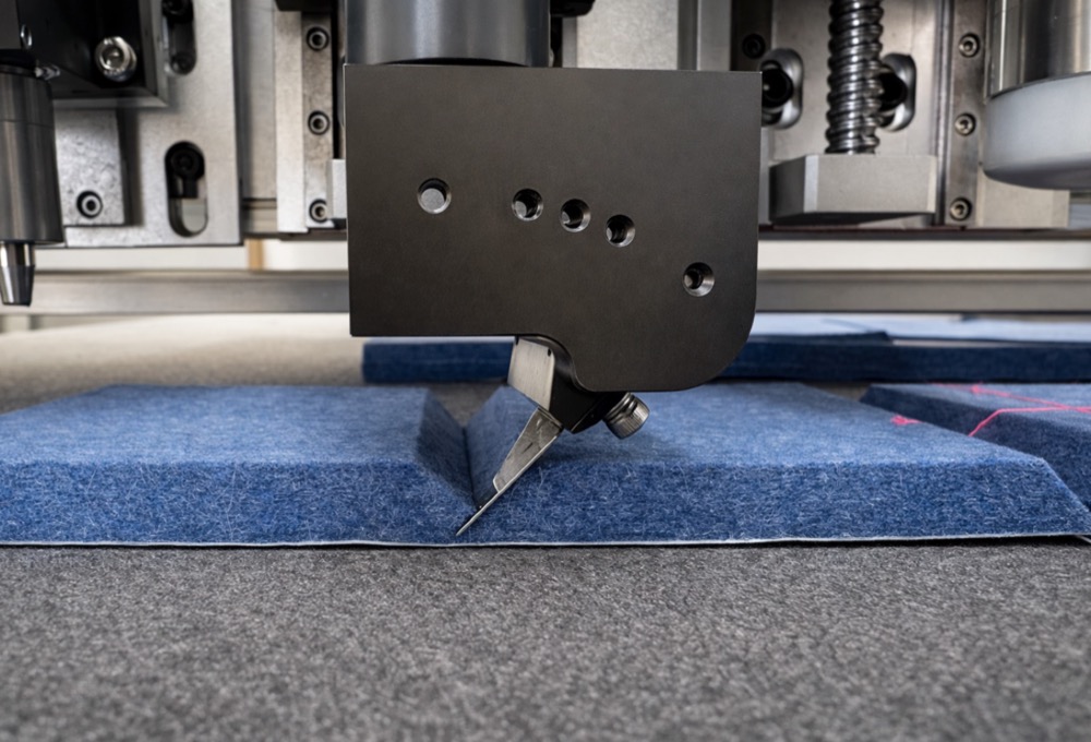 Digital flatbed knife cutter working across a printed board